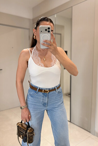 solena sln Γυναικείο λευκό κορμάκι με δαντέλα στο λαιμό και τιράντες