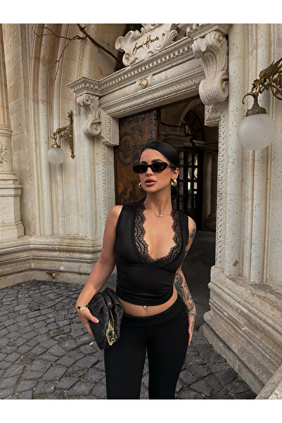 kırmızı butiks Μαύρο Κροπ Τοπ με Δαντέλα και V-Λαιμόκοψη