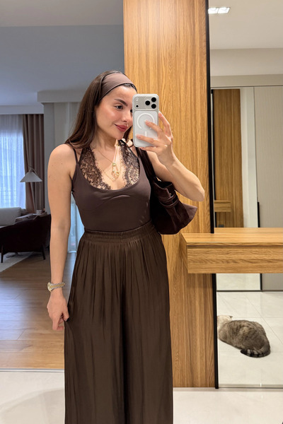 solena sln Γυναικείο καφέ κορμάκι με δαντέλα στο λαιμό και τιράντες