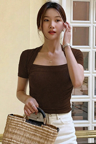 Tarz Cool Γυναικεία μπλούζα με κοντό μανίκι και γιακά κύκνου σε καφέ απόχρωση