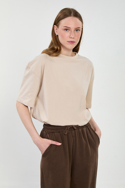 BARRELS AND OIL Γυναικείο μπλουζάκι με λαιμόκοψη και σκίσιμο στο πλάι - Πέτρινο