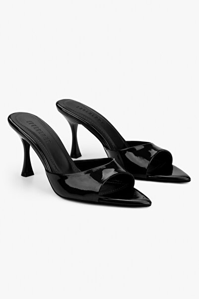 Shoeberry Γυναικείες παντόφλες Krista από μαύρο λουστρίνι με τακούνι