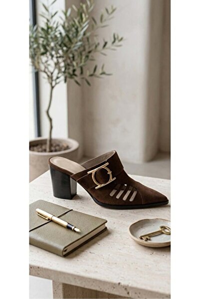 VESS MODA Παντόφλες σουέντ με χοντρό τακούνι και λεπτομέρεια αγκράφας, καφέ χ...