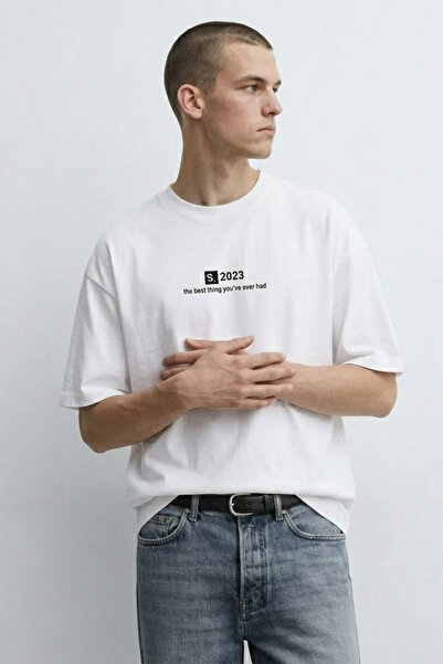 MATERIAL Ανδρικό λευκό μπλουζάκι με στάμπα καλοκαιρινής συλλογής 2023