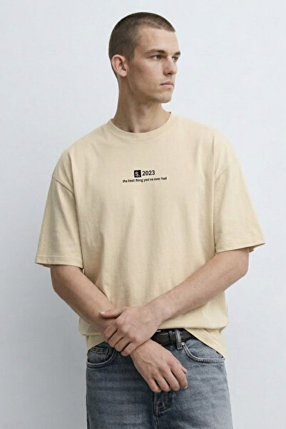 MATERIAL Ανδρικό μπλουζάκι με στάμπα καλοκαιρινής στάμπας 2023 σε μπεζ χρώμα