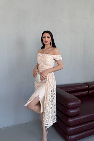 Serica Moda Μπεζ βραδινό φόρεμα με λαιμόκοψη βάρκα και λεπτομέρεια δαντέλας σ...