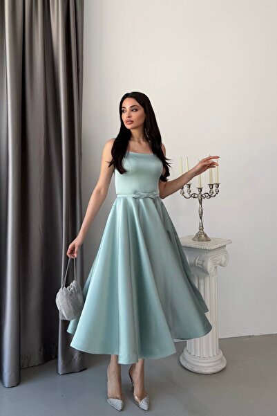 Serica Moda Σατέν μίντι βραδινό φόρεμα με τετράγωνο λαιμόκοψη και ζώνη σε χρώ...