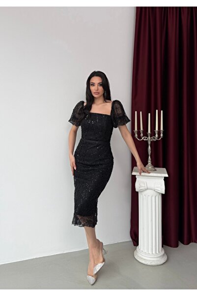 Serica Moda Μαύρο φόρεμα με τετράγωνο γιακά, μανίκια μπαλόνι και κεντημένες π...