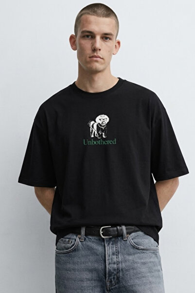 MATERIAL Ανδρικό μπλουζάκι με στάμπα σκύλου σε μεγάλο μέγεθος, μαύρο