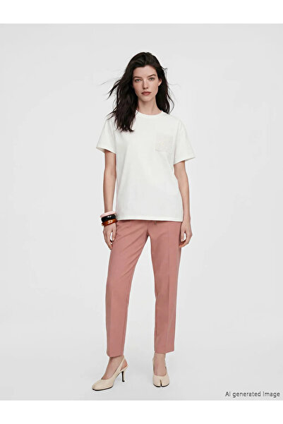 LC Waikiki Λευκό γυναικείο μπλουζάκι με λαιμόκοψη ποδηλάτου και λεπτομέρεια κ...