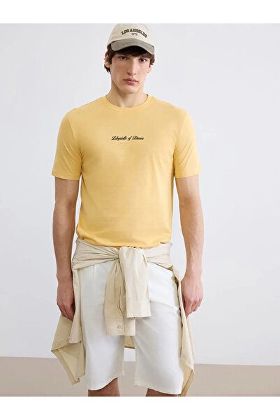 LC Waikiki Κίτρινο ανδρικό μπλουζάκι από χτενισμένο βαμβάκι με στάμπα και λαι...