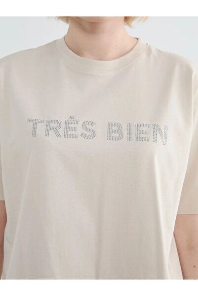 LC Waikiki Μπεζ γυναικείο μπλουζάκι με λαιμόκοψη ποδηλάτου και πέτρες σε στυλ...