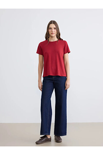 LC Waikiki Κόκκινο γυναικείο μπλουζάκι με λαιμόκοψη ποδηλάτου και απαλή υφή