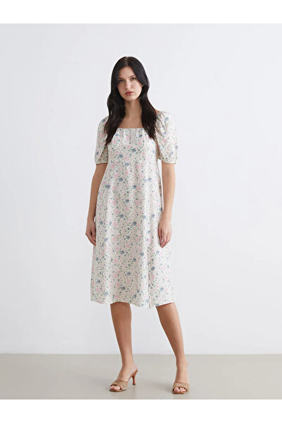 LC Waikiki Εκρού Φόρεμα με Τετράγωνο Γιακά και Λουλούδια άνοιγμα