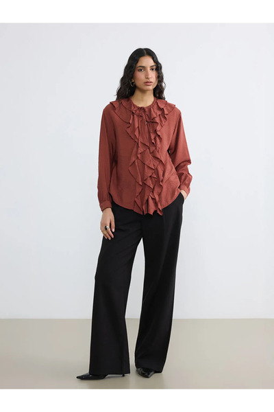 LC Waikiki Κόκκινη μπλούζα με δετό γιακά και βολάν, σε oversize γραμμή