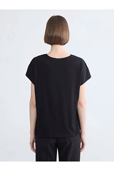 LC Waikiki Μαύρη μπλούζα με λουλουδάτο σχέδιο και λαιμόκοψη ποδηλάτου