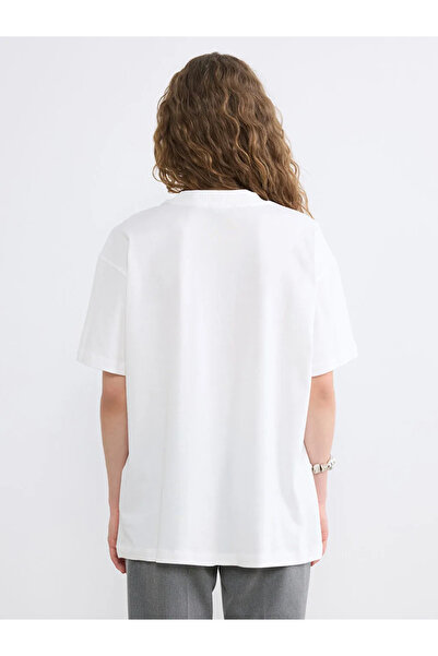 LC Waikiki Λευκή μπλούζα με λαιμόκοψη ποδηλάτου και κέντημα λουλουδιών