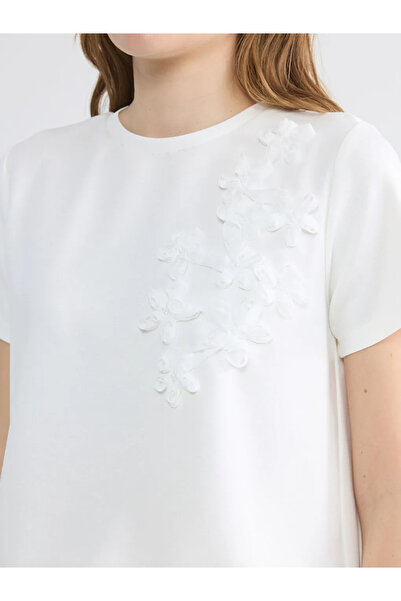 LC Waikiki Λευκή μπλούζα με λαιμόκοψη ποδηλάτου και απλικέ λουλούδια