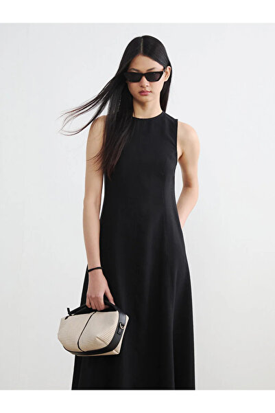 LC Waikiki Μαύρο φόρεμα με λαιμόκοψη και καθίσματα στη μέση