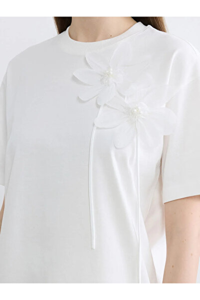 LC Waikiki Λευκή μπλούζα με λαιμόκοψη ποδηλάτου και απλικέ λουλούδια