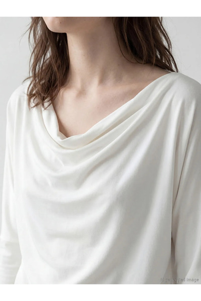 LC Waikiki Λευκή μπλούζα με λαιμόκοψη καγιάκ και ντραπέ σχέδιο