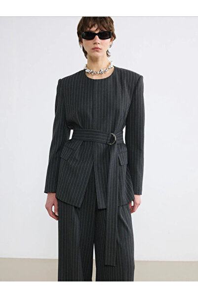 LC Waikiki Γκρι γυναικείο μπλέιζερ με ριγέ λαιμόκοψη και ζώνη