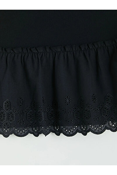 LC Waikiki Μαύρη μπλούζα με κέντημα και βολάν σε λαιμόκοψη ποδηλάτου