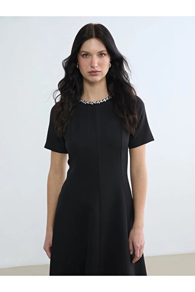 LC Waikiki Μαύρο γυναικείο φόρεμα σε γραμμή Α με κέντημα από πέτρα και λαιμόκ...