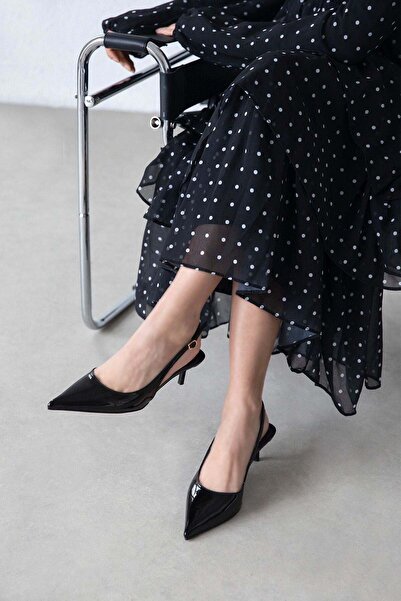 STRASWANS Γυναικεία παπούτσια Marcela με τακούνι από λουστρίνι σε μαύρο χρώμα