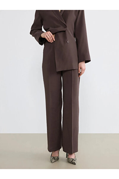 LC Waikiki Καφέ γυναικείο υφασμάτινο παντελόνι με κανονική εφαρμογή και πιέτες