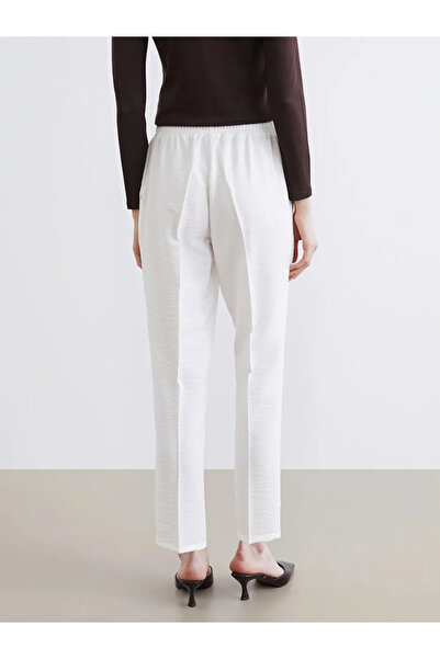 LC Waikiki Λευκό γυναικείο παντελόνι με ελαστική μέση και κοπή καρότο