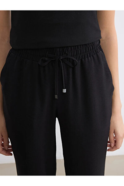 LC Waikiki Μαύρο γυναικείο παντελόνι με ελαστική μέση κομμένο σε καρότο
