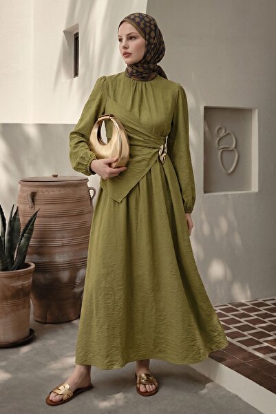 InStyle Φόρεμα από λινό σε πράσινο λαδί με σούρα στο λαιμό και χρυσή αγκράφα