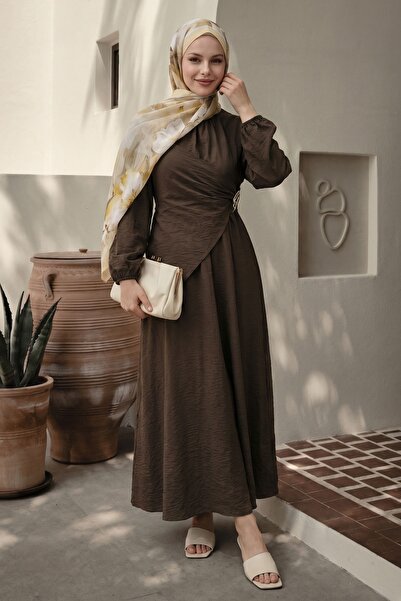 InStyle Καφέ λινό φόρεμα με σούρες στο λαιμό και χρυσή αγκράφα