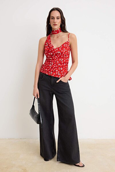 Trendyol Kollektion Rote Bluse mit geometrischem Muster und Schal-Detail TWOS...