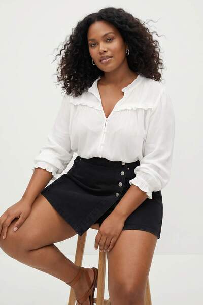 Trendyol Curve Μαύρο σορτς φούστα με λεπτομέρεια με κουμπιά, ελαστικό ψηλόμεσ...