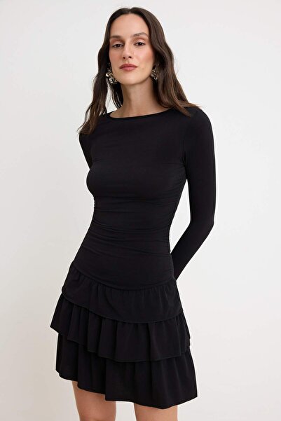 Συλλογή Trendyol Μαύρο ίσιο πλεκτό φόρεμα σε γραμμή Α με λαιμόκοψη καγιάκ κον...
