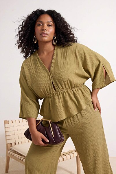 Trendyol Curve Khakifarbene Crinkle-Webbluse in Übergröße TBBSS26AF00005