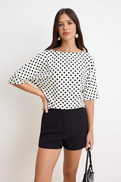 Συλλογή Trendyol Εκρού Πουά Πλεκτό Μπλουζάκι με Κανονική Εφαρμογή και Λαιμόκο...