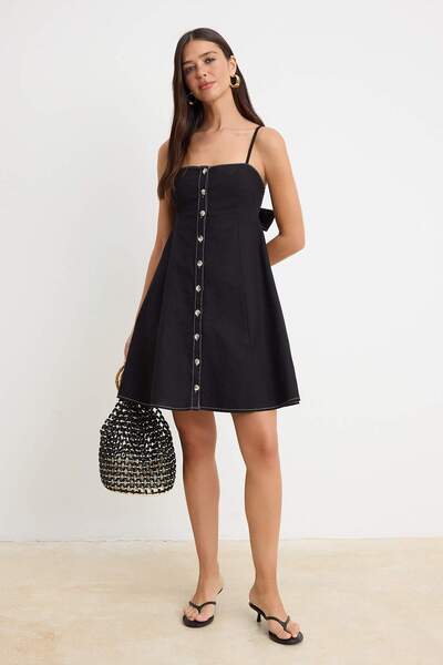 Συλλογή Trendyol Μαύρο υφαντό φόρεμα μίντι με κουμπιά και τιράντες TWOSS26EL0...