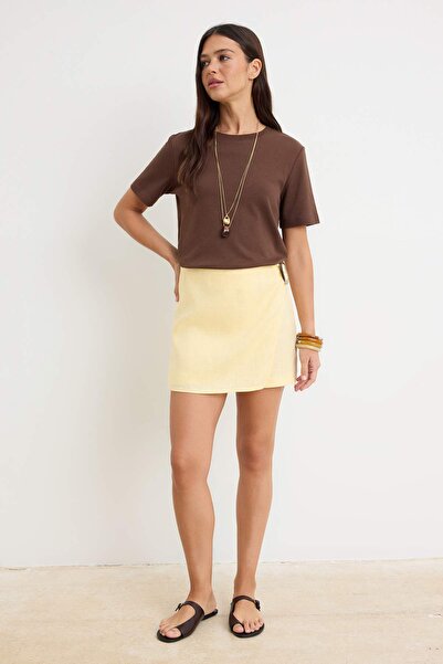 Συλλογή Trendyol Ανοιχτό κίτρινο σορτς-φούστα με αγκράφα, 100% λινό TWOSS26SR...