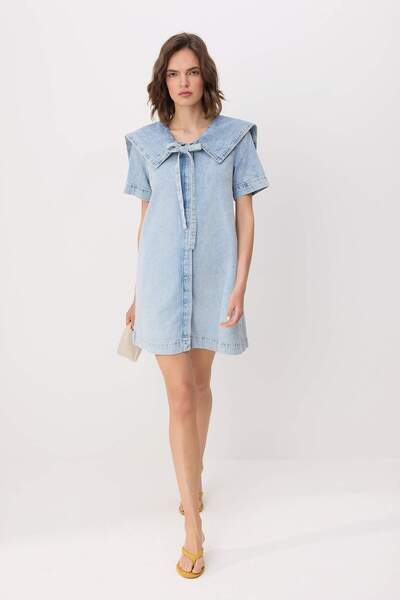 Συλλογή Trendyol Ανοιχτό μπλε μίνι τζιν φόρεμα με λεπτομέρεια γιακά μωρού, 10...
