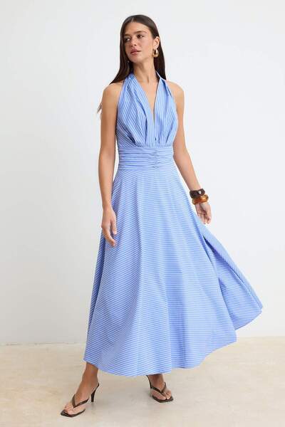 Συλλογή Trendyol Ανοιχτό μπλε υφαντό φόρεμα με χαμηλό ντεκολτέ και λαιμόκοψη ...