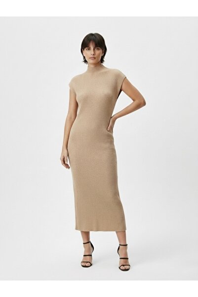 Neden Tekstil Πλεκτό φόρεμα με μοντέρνα εφαρμογή και μισό ζιβάγκο