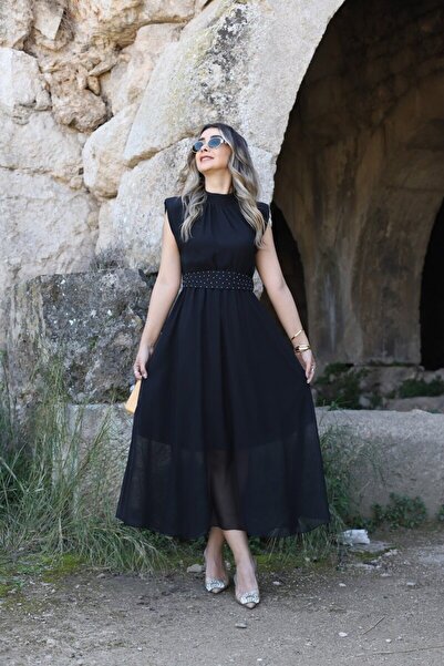 bytugcekaya Μαύρο φόρεμα σιφόν με πέτρινη λεπτομέρεια και ζώνη, με μανίκια μηδέν