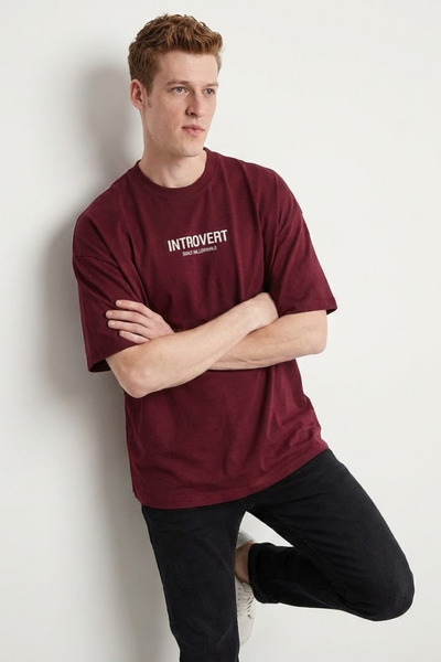 COMBİNE MİCHAİL Ανδρικό μπλουζάκι INTROVERT με στάμπα Oversize σε μπορντό χρώμα