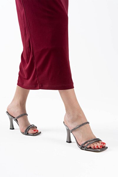 TRENDELLA Γυναικείες παντόφλες με τακούνι από πέτρα πλατίνα λουστρίνι