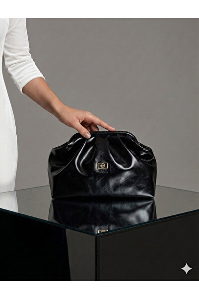 mossi Γυναικεία μαύρη γυαλιστερή τσάντα με λουράκι από συνθετικό δέρμα Clutch...