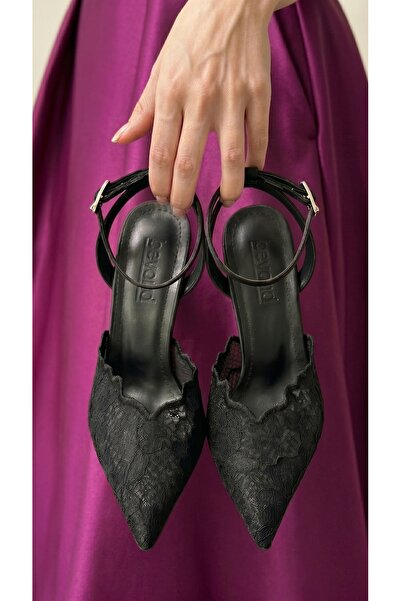 Beyond Γυναικεία βραδινά παπούτσια με λεπτομέρεια από μαύρη δαντέλα και λουρά...