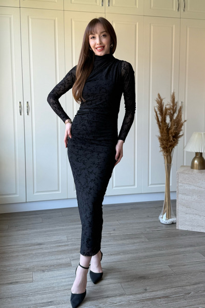 Dilay Gökoğlu Butik Κομψό μίντι μαύρο φόρεμα με κεντημένα λουλούδια και ντραπ...